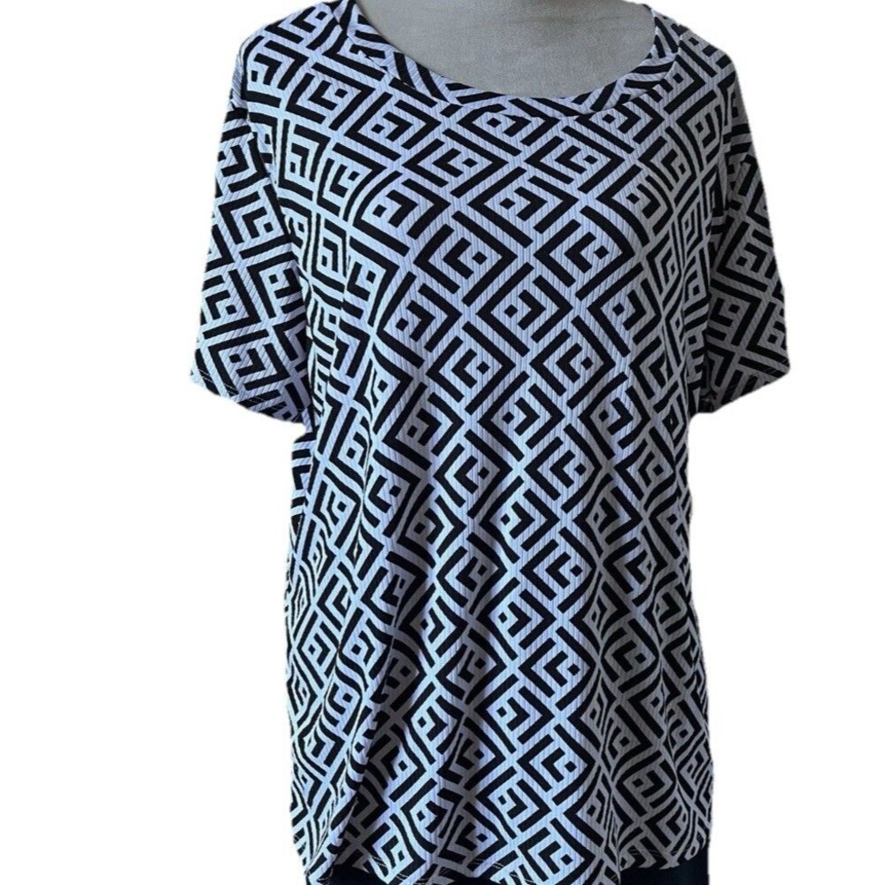 Free Kisses Women's Black White Geometric Short Sleeved Top Size 3X New